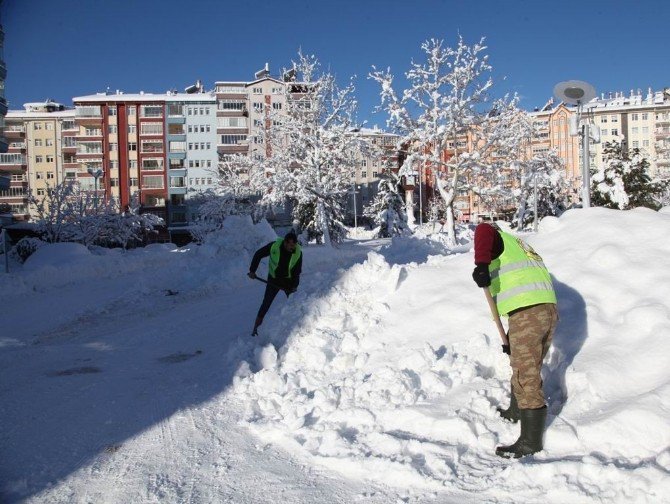 Seydişehir’de kar temizleme çalışmaları sürüyor