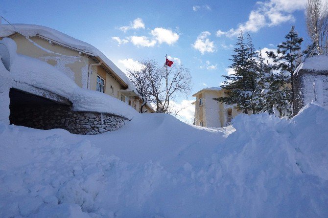 Derebucak’ta kar yüksekliği insan boyunu aştı