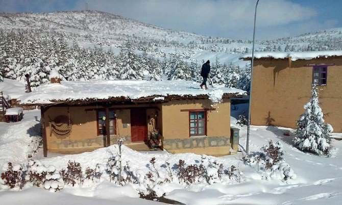 Kerpiç evlerin çatıları çökme tehlikesine karşın kardan temizleniyor