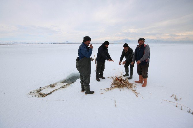 Buz tutan Beyşehir Gölü’nde “Eskimo” usulü balık avı