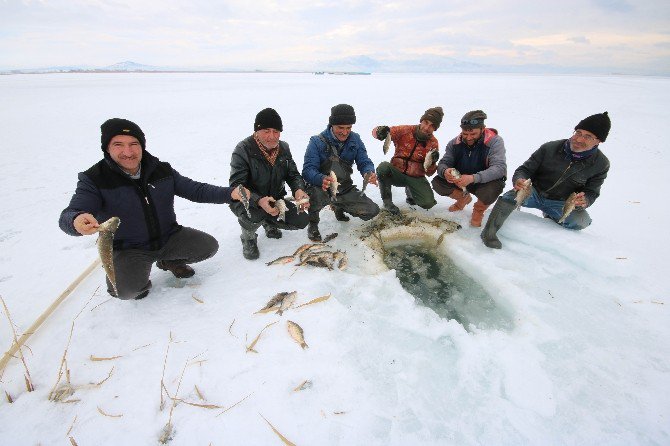 Buz tutan Beyşehir Gölü’nde “Eskimo” usulü balık avı