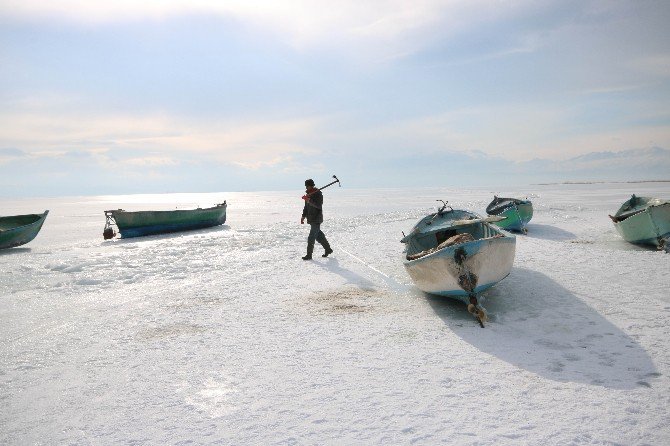 Buz tutan Beyşehir Gölü’nde “Eskimo” usulü balık avı