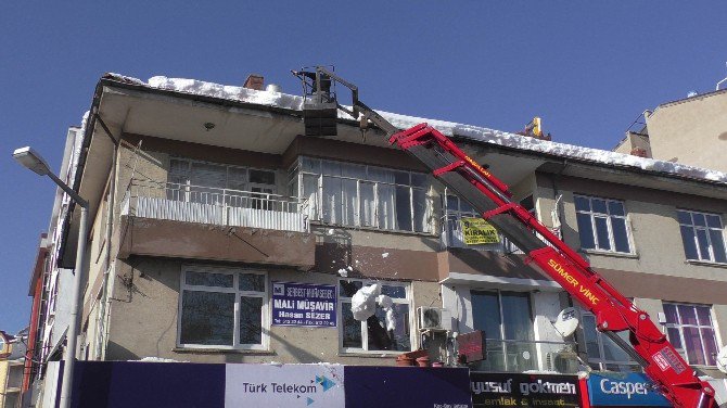 Konya’da üzerine kar kütlesi düşen kişi yaralandı