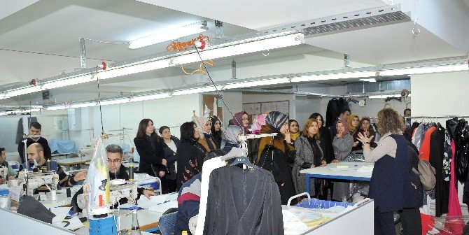 Geleceğin tasarımcıları, modanın merkezinde incelemelerde bulundu