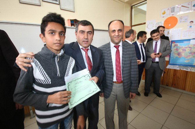 Beyşehir’de Suriyeli öğrenciler de karne sevinci yaşadı