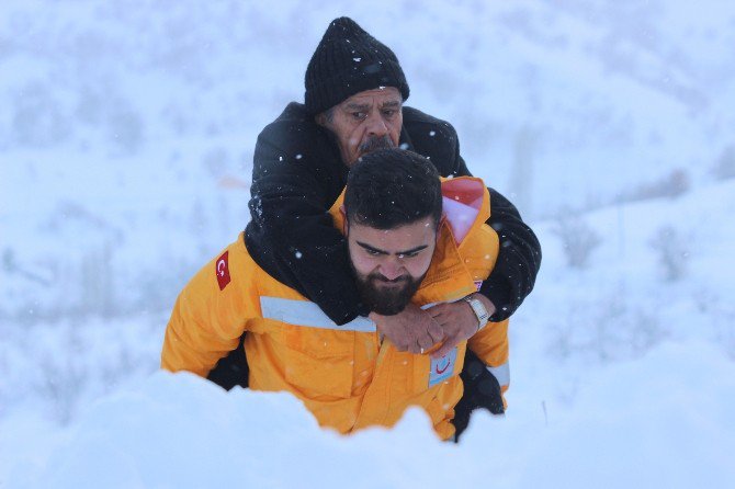 112 görevlisi hastayı metrelerce sırtında taşıdı