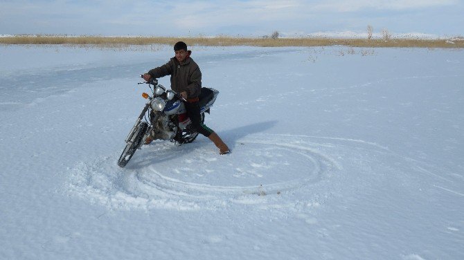 Donan gölde motosikletli gençler drift yapıp tekne kaydırdı