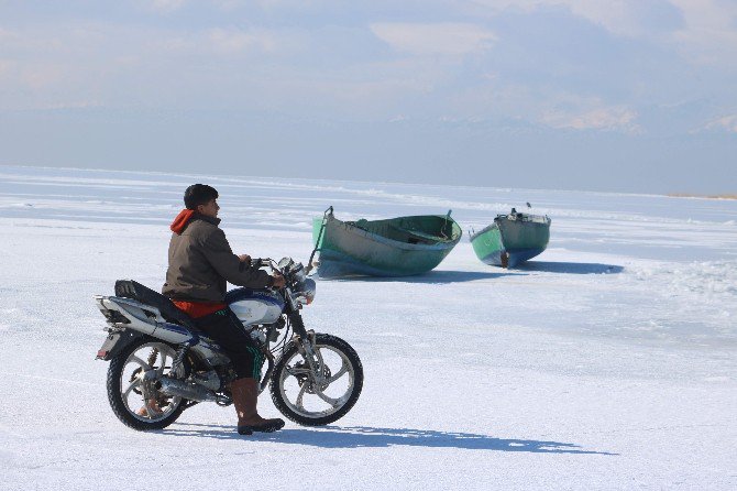 Donan gölde motosikletli gençler drift yapıp tekne kaydırdı