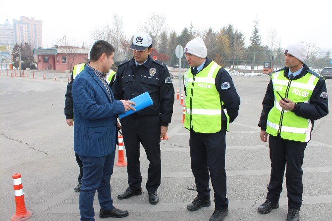 Sivil polisten yolcu otobüsüne trafik denetimi