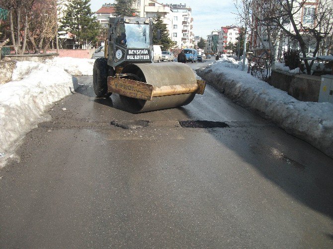 Beyşehir’de tahrip olan yollar onarılıyor