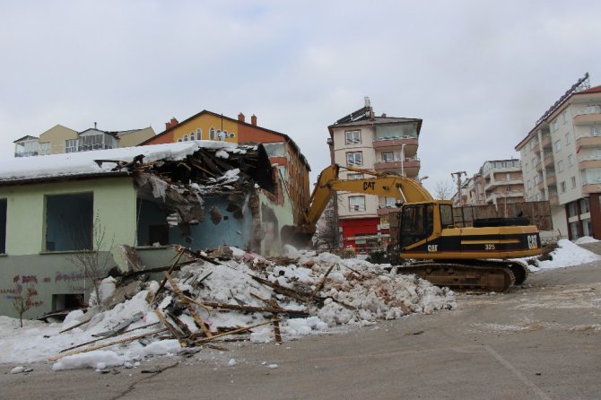 Seydişehir’de eski sağlık meslek lisesi binasının yıkımına başlandı