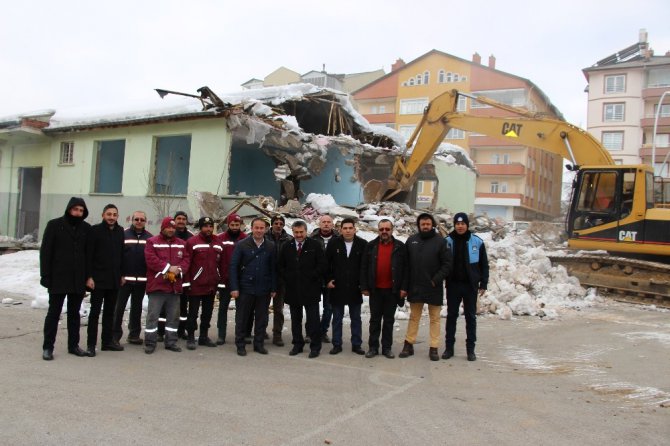 Seydişehir’de eski sağlık meslek lisesi binasının yıkımına başlandı