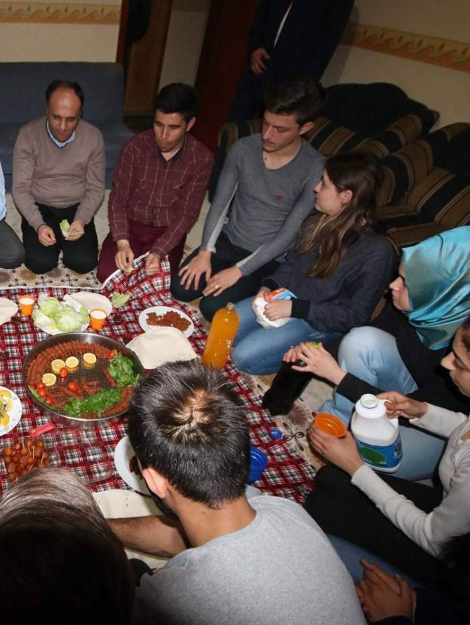 Başkan Özaltun, sosyal medya daveti üzerine öğrenci evini ziyaret etti