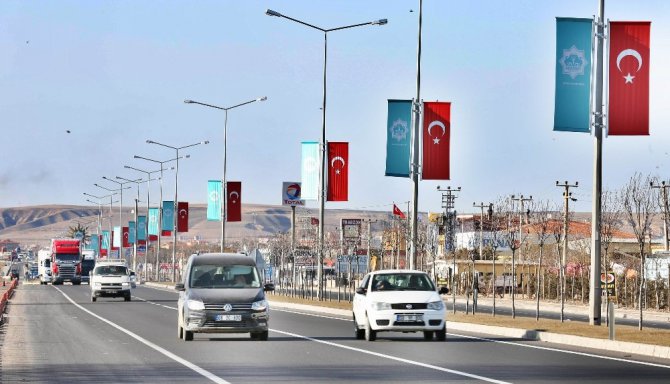 Aksaray Belediyesi, şehrin girişlerini ay yıldızlı Türk bayraklarıyla donattı