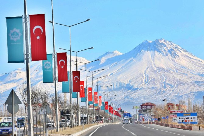 Aksaray Belediyesi, şehrin girişlerini ay yıldızlı Türk bayraklarıyla donattı