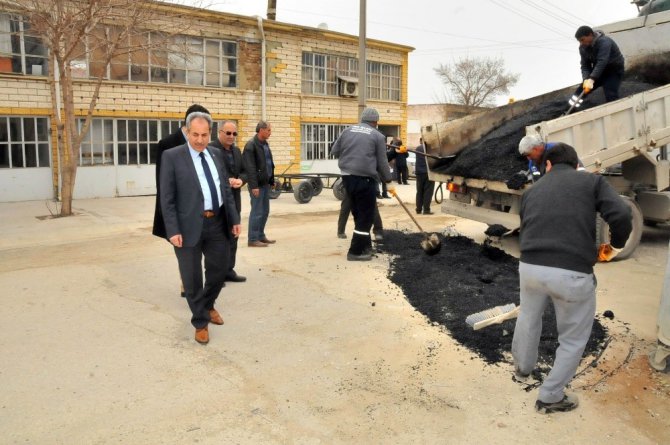 Akşehir’de yollardaki onarım ve tadilat çalışmaları sürüyor