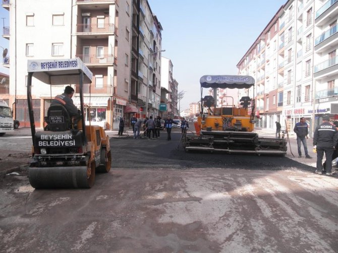 Beyşehir Belediyesi sıcak asfalt sezonunu erken açtı