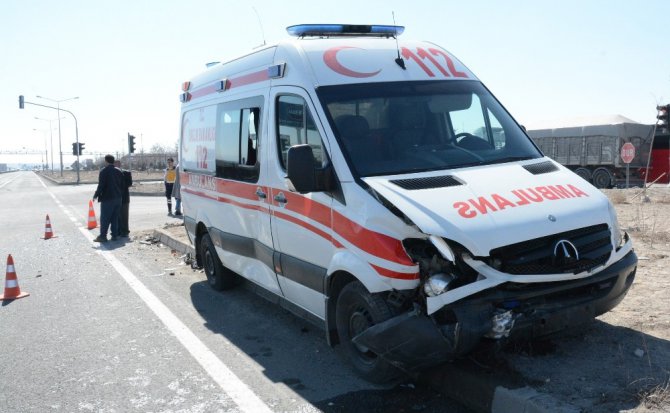 Aksaray’da hasta taşıyan ambulans kaza yaptı: 1 yaralı