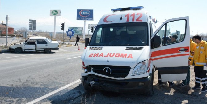 Aksaray’da hasta taşıyan ambulans kaza yaptı: 1 yaralı