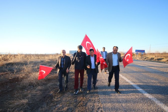 Türk bayrağıyla Ömer Halisdemir’in mezarına yürüyor