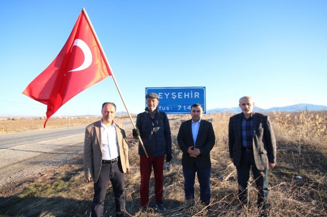 Türk bayrağıyla Ömer Halisdemir’in mezarına yürüyor