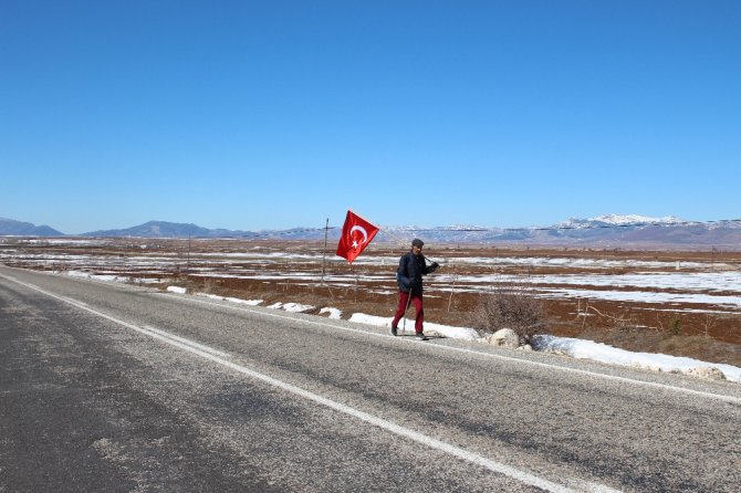 Türk bayrağıyla Ömer Halisdemir’in mezarına yürüyor