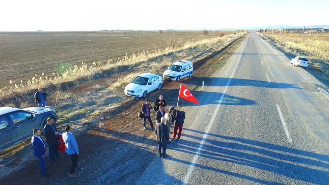 Türk bayrağıyla Ömer Halisdemir’in mezarına yürüyor