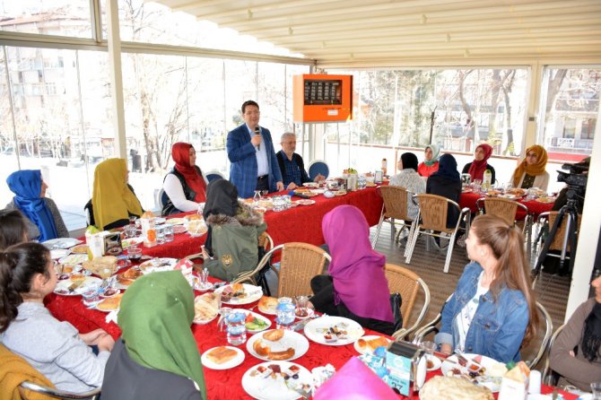 Başkan Yazgı, Anadolu Mektebi Okuma Grubu öğrencileriyle buluştu