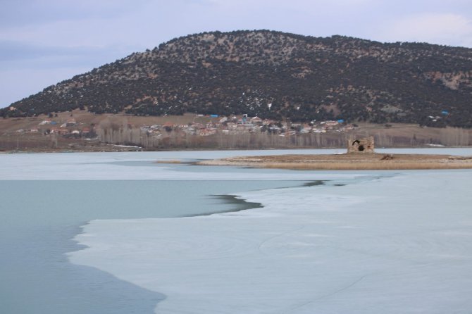 Gölün iki yakasında iki farklı manzara