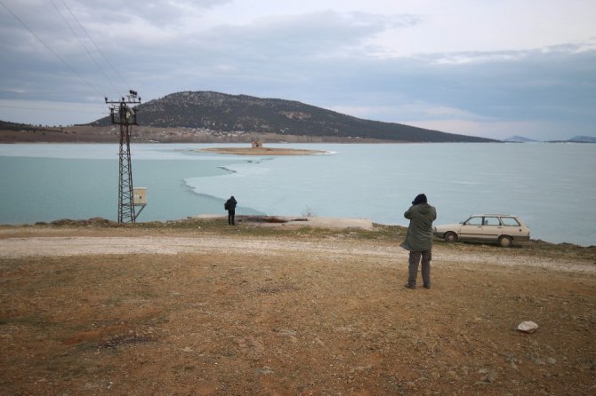 Gölün iki yakasında iki farklı manzara