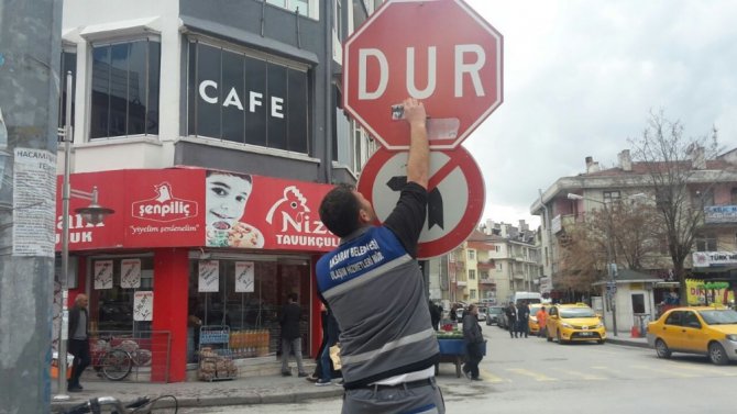 Aksaray Belediyesi trafik işaret ve yön levhalarını yeniledi