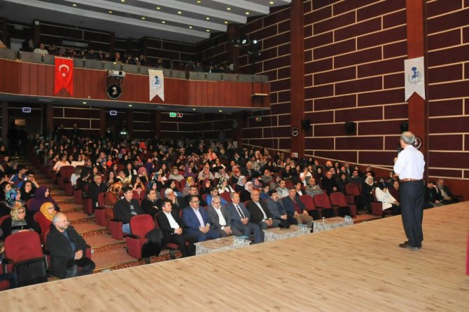 Akşehir’de "Aile ve Gençlik Eğitimi" konferansı