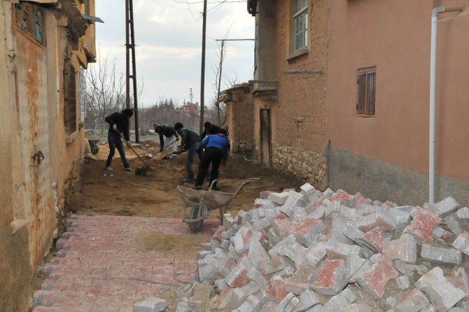 Akşehir Belediyesi kilitli taş çalışmalarını sürdürüyor