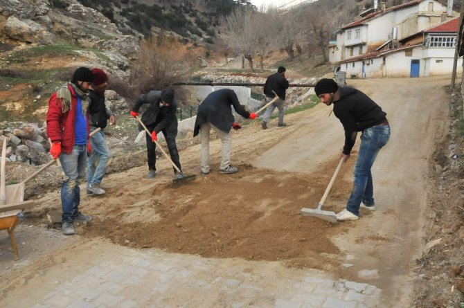 Akşehir Belediyesi kilitli taş çalışmalarını sürdürüyor