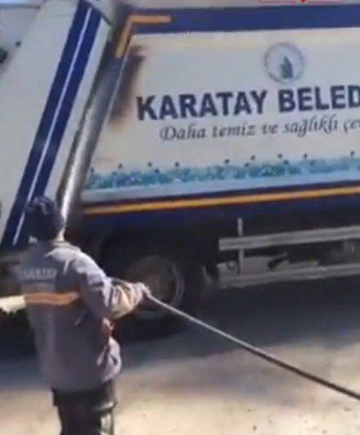 Karatay Belediyesi’nin çöp kamyonu yandı