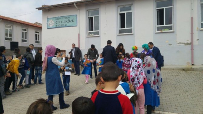 NEÜ öğrencilerinden kütüphanesi olmayan okullara kitap bağışı