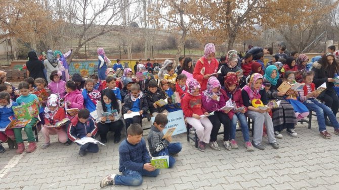 NEÜ öğrencilerinden kütüphanesi olmayan okullara kitap bağışı