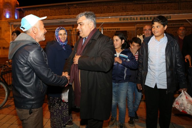 Ereğli Belediyesinden cami cemaatine kandil simidi ve süt ikramı