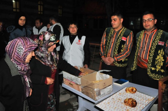 Akşehir Belediyesinden vatandaşlara kandil simidi ikramı