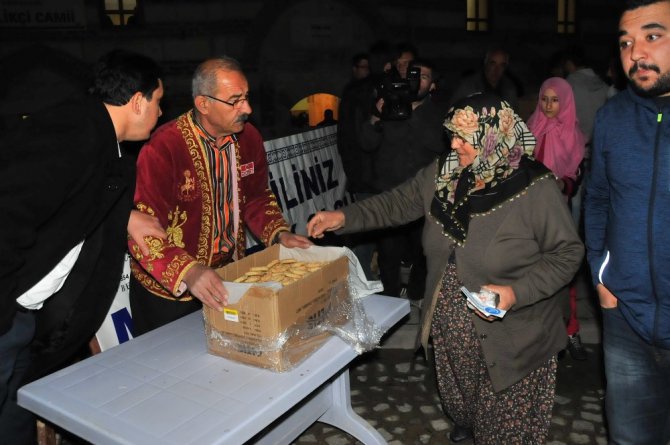 Akşehir Belediyesinden vatandaşlara kandil simidi ikramı