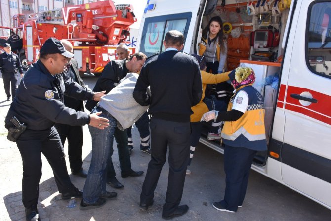 Üst geçitteki intihar girişimine polis müdahale etti