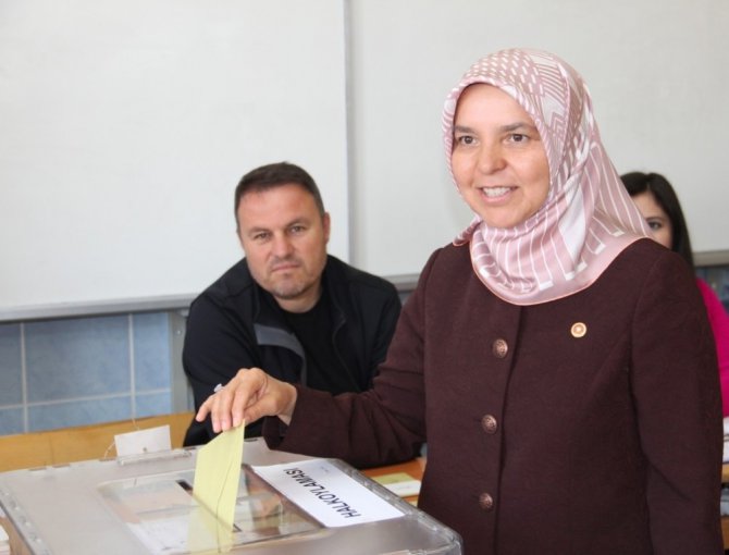 AK Parti Konya milletvekilleri halk oylamasında oylarını kullandı