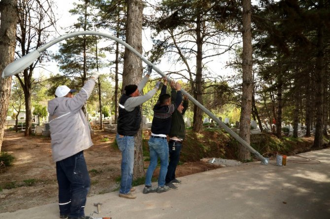 Aksaray Belediyesi Ervah Kabristanlığını aydınlatıyor