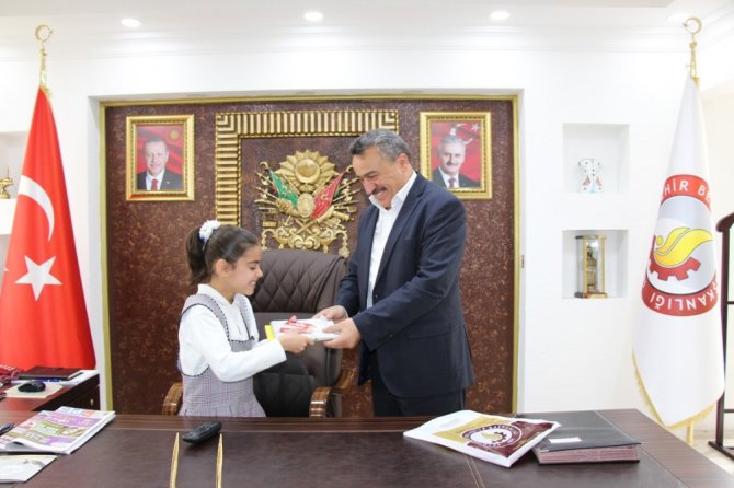 Başkan Tutal, makam koltuğunu ilkokul öğrencine bıraktı