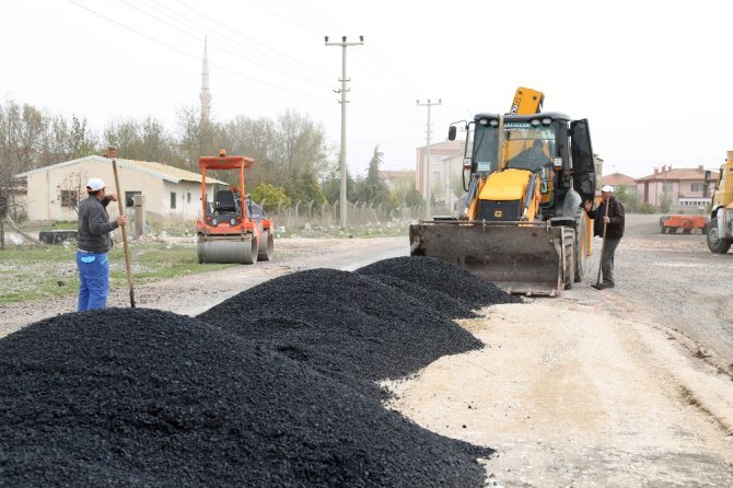 Aksaray’da sıcak asfalt çalışmaları sürüyor