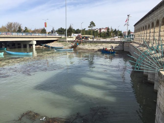 Beyşehir’de kayıklarla kıyı temizliği