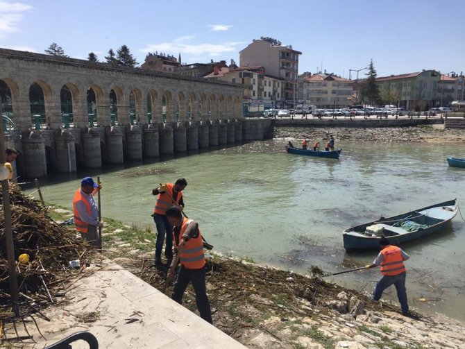 Beyşehir’de kayıklarla kıyı temizliği