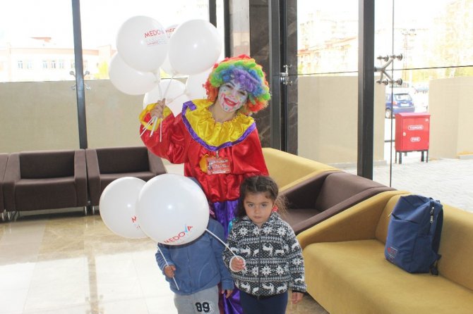 Medova Hastanesi yöneticileri koltuklarını 23 Nisan’da çocuklara bıraktı