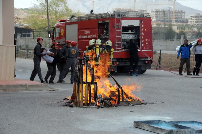 Öğrencilerin yangın tatbikatı gerçeğini aratmadı