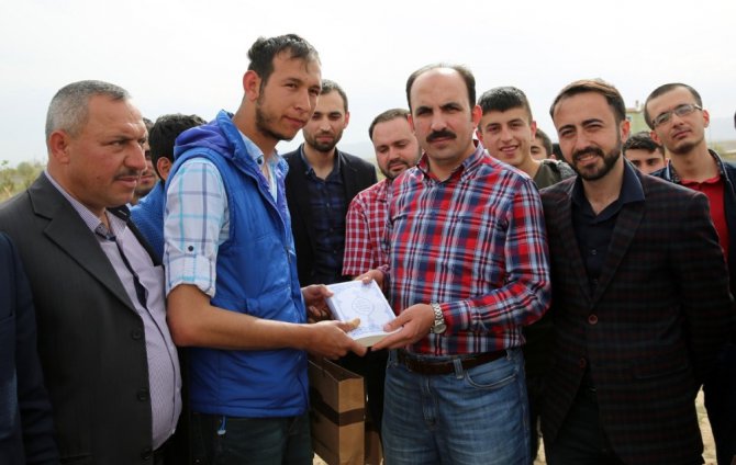 Selçuklu’da sanayi çalışanı gençler bin 71 fidanı toprakla buluşturdu